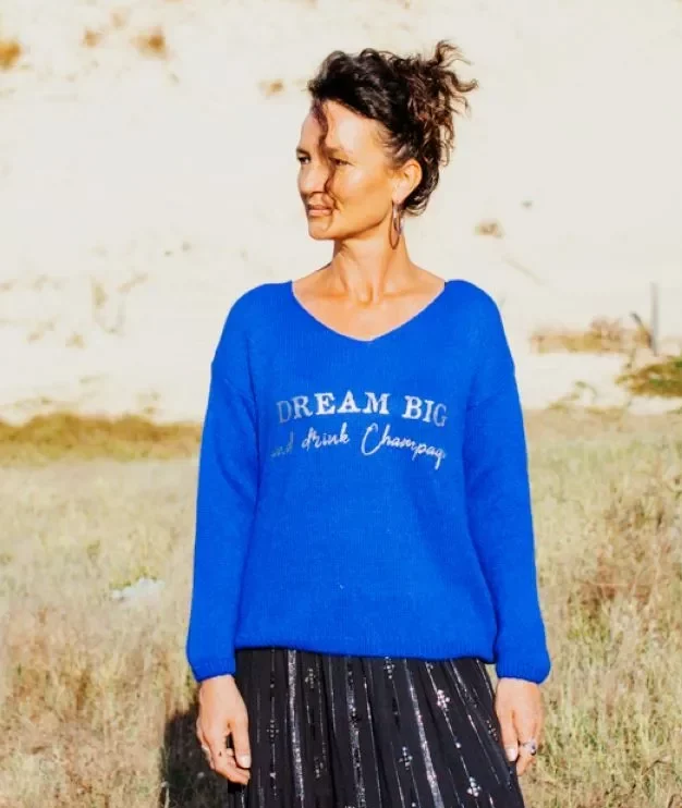 Pull bleu roi en alpaga pour femme, col V avec flocage "Dream Big and drink Champagne " en argent pailleté.