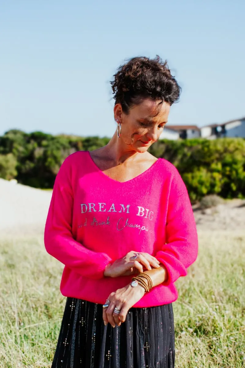 Pull rose fluo en alpaga pour femme, col V avec flocage "Dream Big and drink Champagne " en argent pailleté.