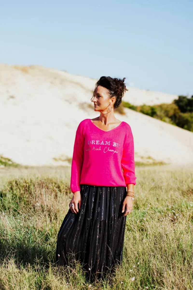 Pull rose fluo en alpaga pour femme, col V avec flocage "Dream Big and drink Champagne " en argent pailleté.
