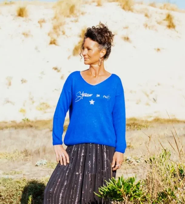Pull bleu roi pour femme, col V en alpaga avec flocage "Strasser sa route " en argent pailleté.
