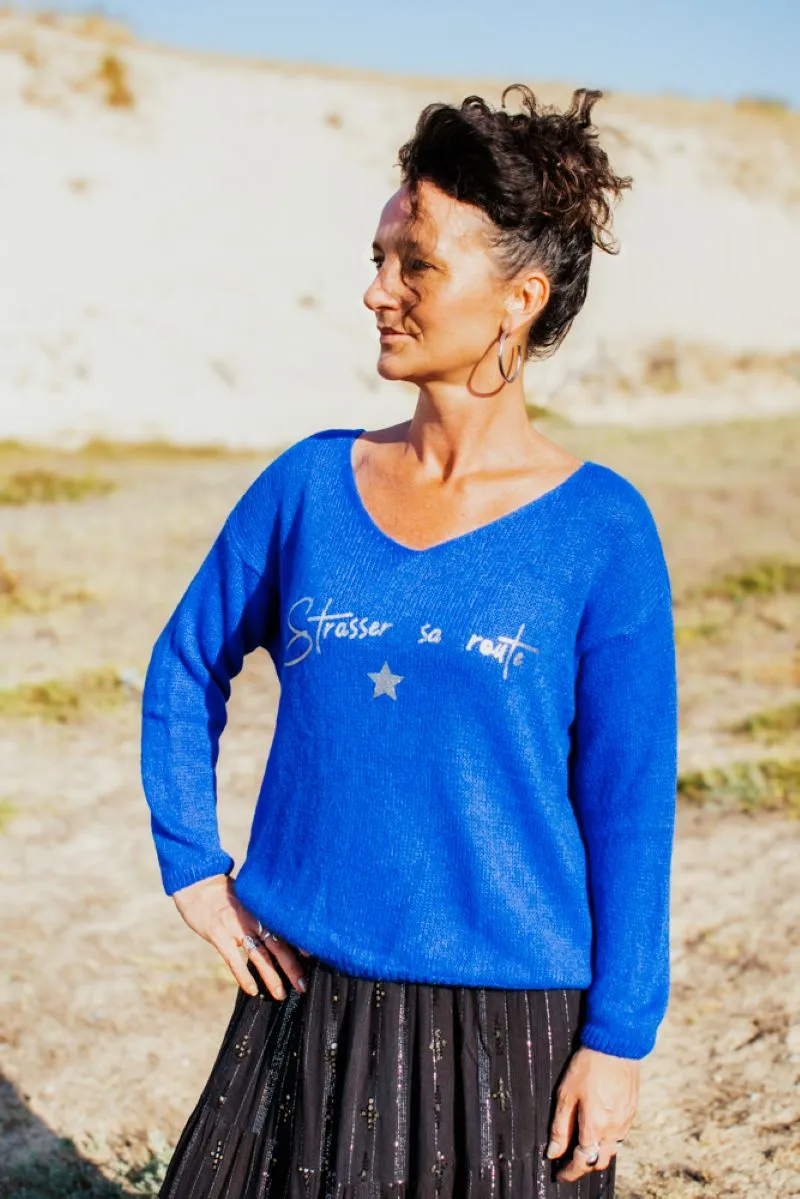 Pull bleu roi pour femme, col V en alpaga avec flocage "Strasser sa route " en argent pailleté.