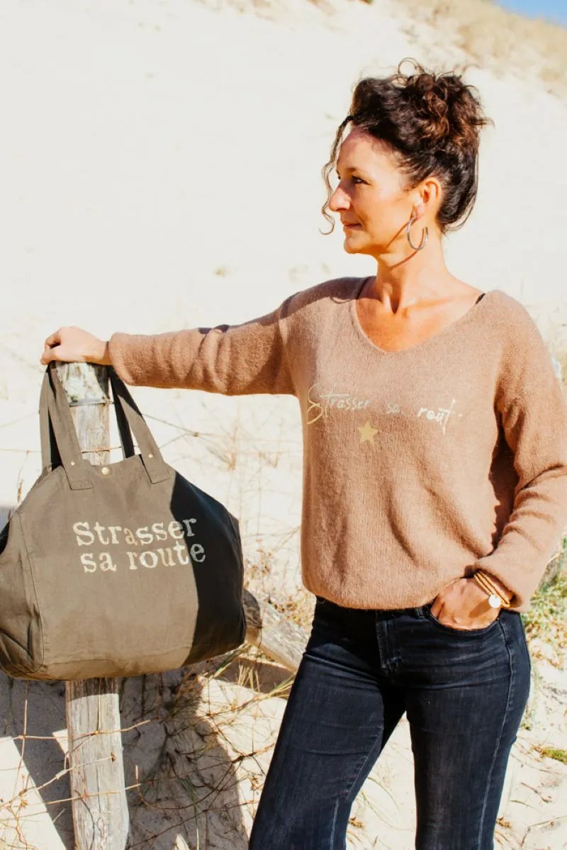 Pull camel en alpaga pour femme, col V avec flocage "Strasser sa route " en or pailleté.