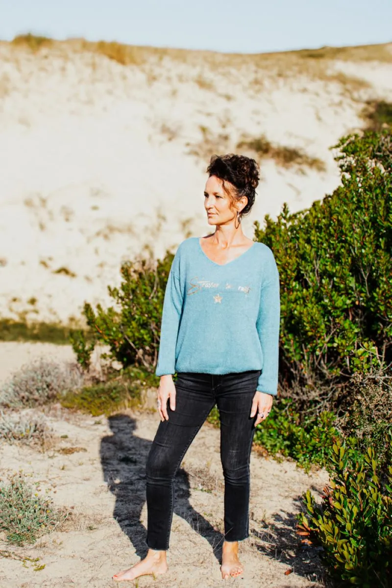 Pull céladon en alpaga pour femme, col V avec flocage "Strasser sa route " en or pailleté.