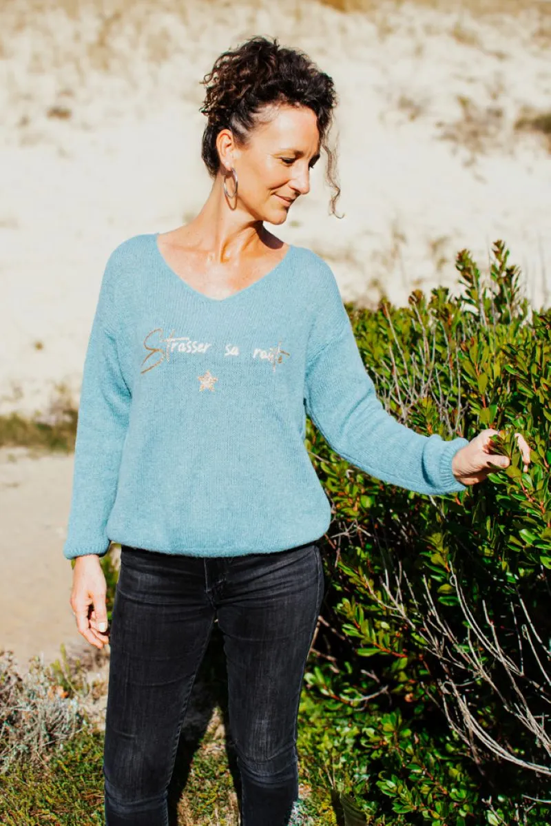 Pull céladon en alpaga pour femme, col V avec flocage "Strasser sa route " en or pailleté.