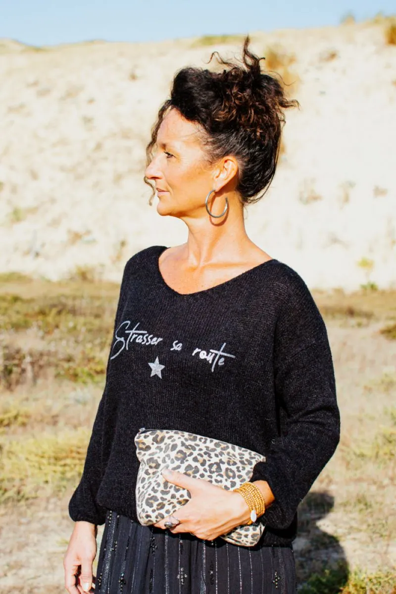 Pull noir en alpaga pour femme, col V avec flocage "Strasser sa route " en argent pailleté.