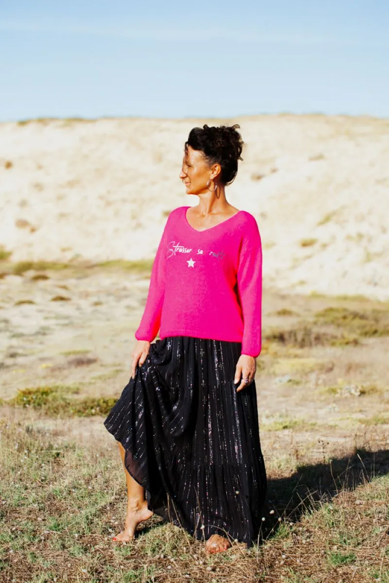Pull rose fluo en alpaga pour femme, col V avec flocage "Strasser sa route " en argent pailleté.