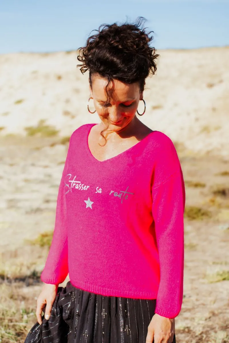 Pull rose fluo en alpaga pour femme, col V avec flocage "Strasser sa route " en argent pailleté.