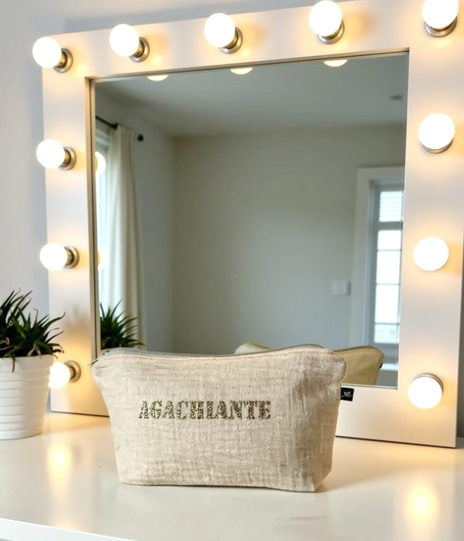 Petite pochette en gaze de coton blanc crème scintillant avec son inscription "Agachiante" en or pailleté. Fait main en série limitée.