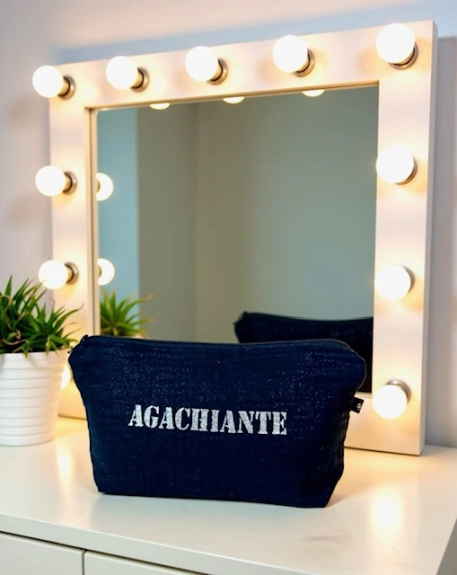 Petite pochette en gaze de coton noir scintillant avec son inscription "Agachiante" en argent pailleté. Fait main en série limitée.