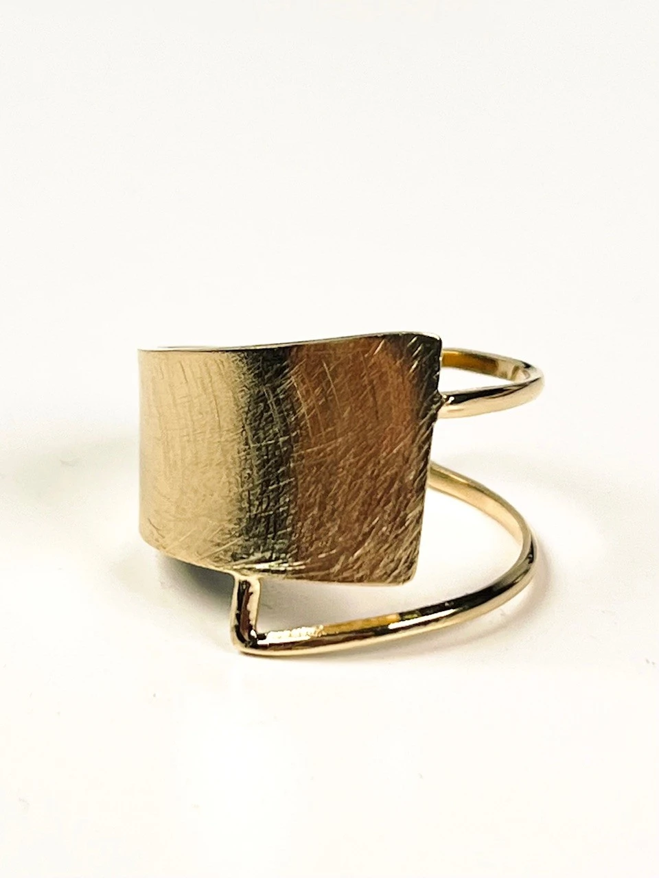 Bague graphique dorée martelée en acier inoxydable. Bague ajustable.