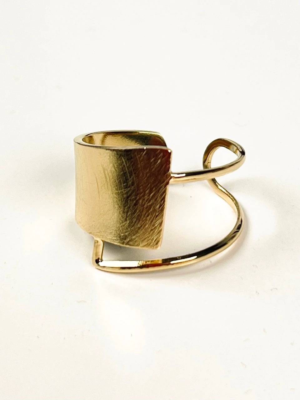 Bague graphique dorée martelée en acier inoxydable. Bague ajustable.