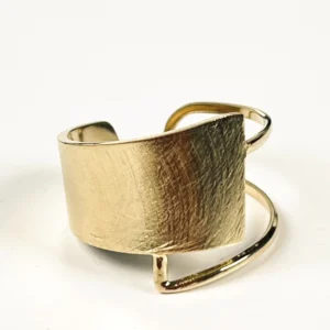 Bague graphique dorée martelée en acier inoxydable. Bague ajustable.