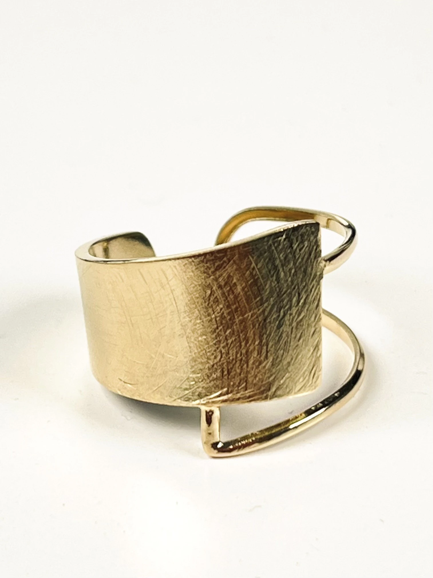 Bague graphique dorée martelée en acier inoxydable. Bague ajustable.