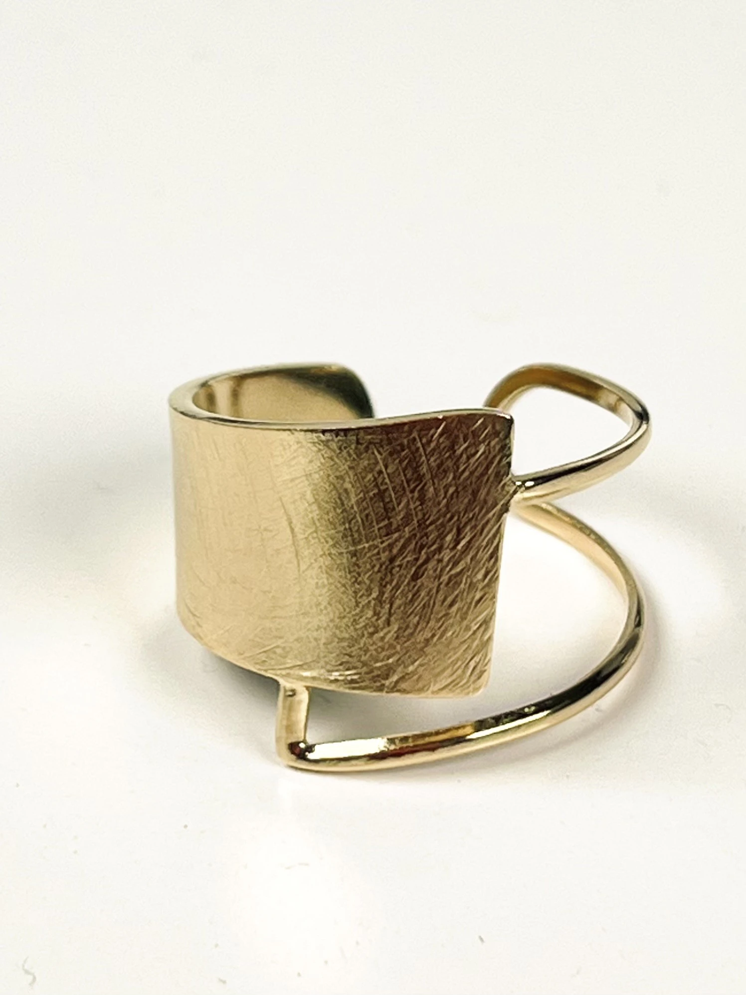 Bague graphique dorée martelée en acier inoxydable. Bague ajustable.