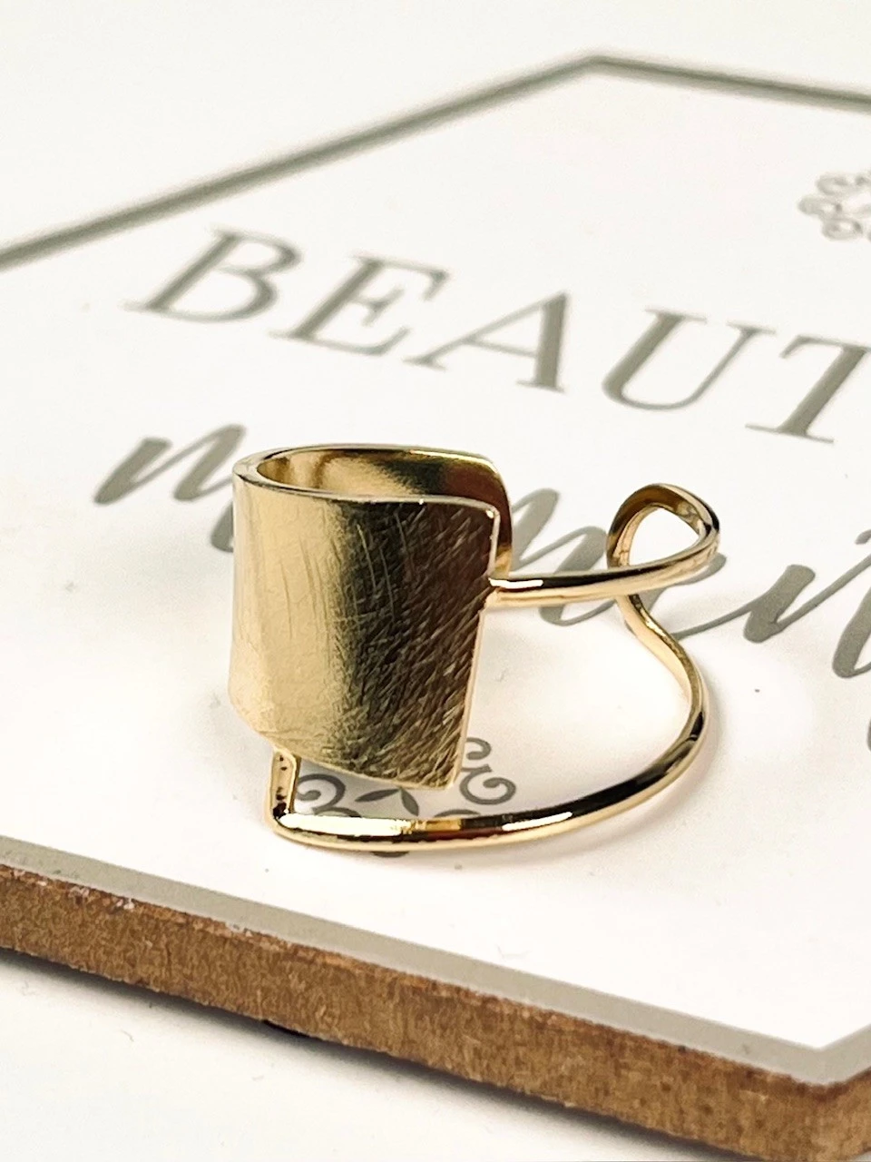 Bague graphique dorée martelée en acier inoxydable. Bague ajustable.