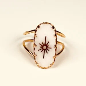 Bague dorée à nacre blanche en acier inoxydable. Bague ajustable.