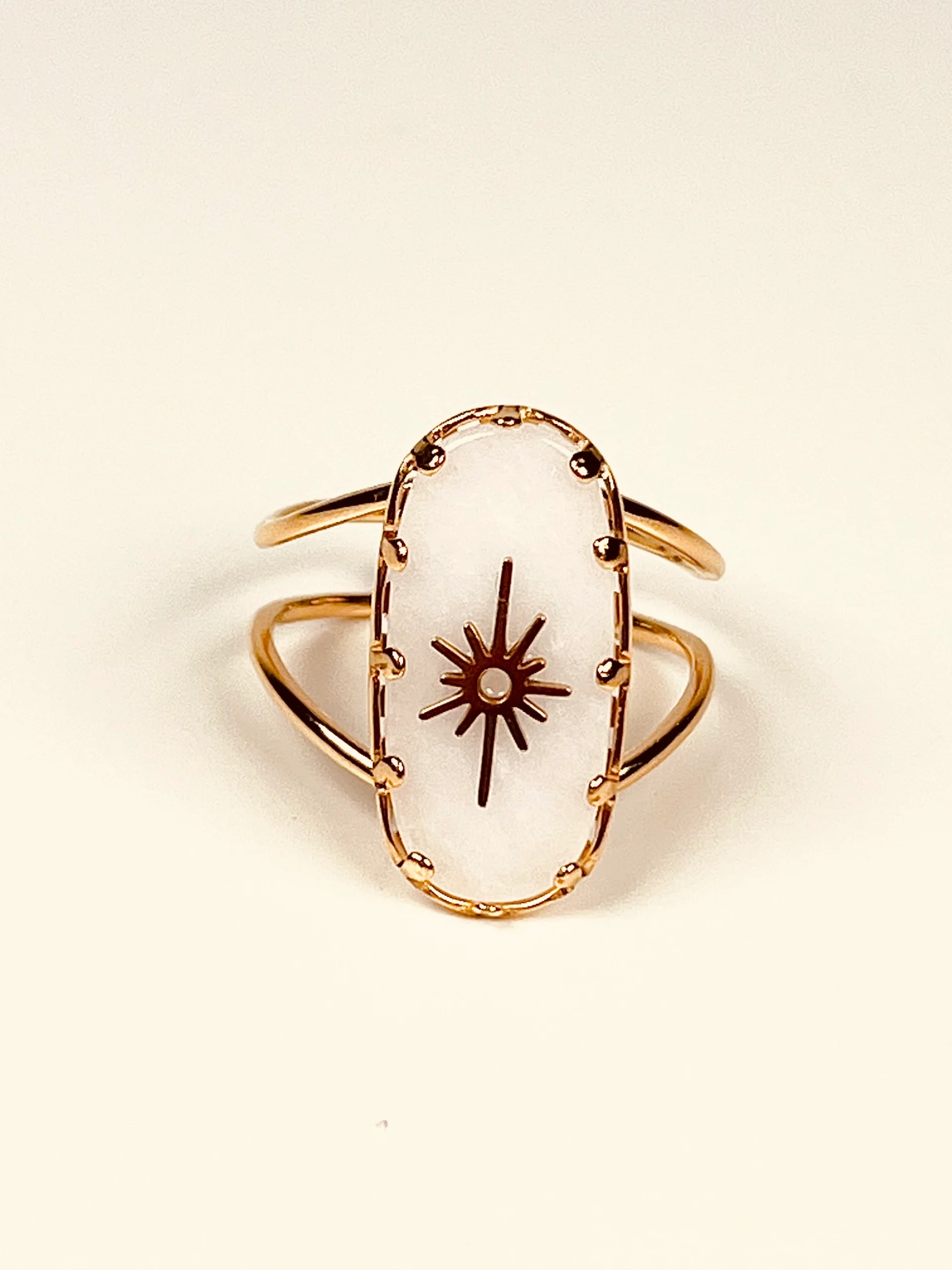 Bague dorée à nacre blanche en acier inoxydable. Bague ajustable.
