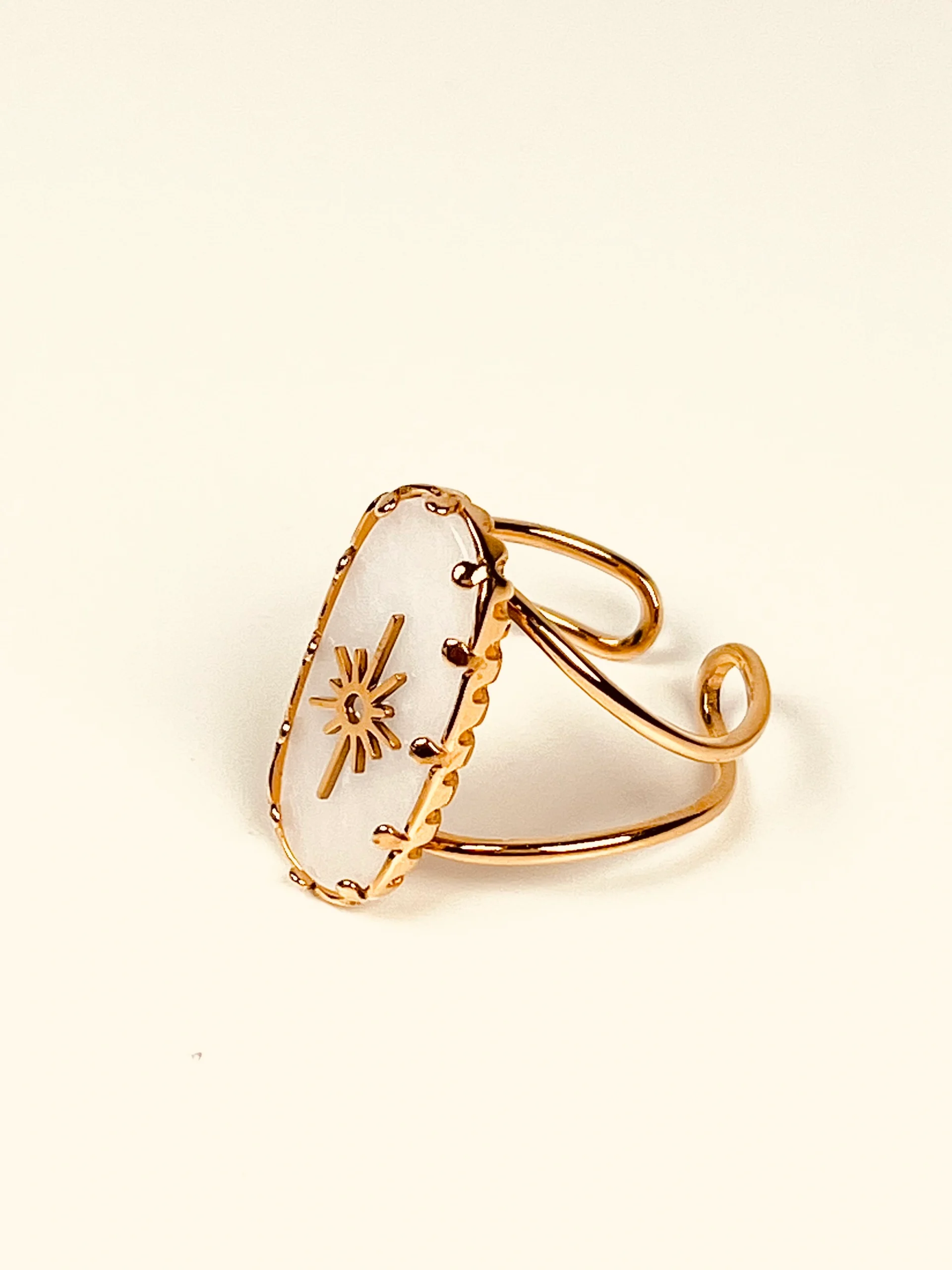 Bague dorée à nacre blanche en acier inoxydable. Bague ajustable.