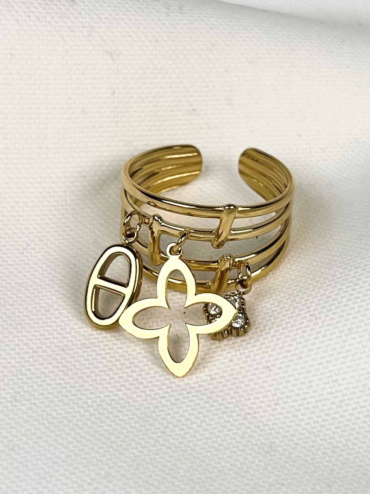 Bague dorée multi brins à pampilles en acier inoxydable. Bague ajustable.