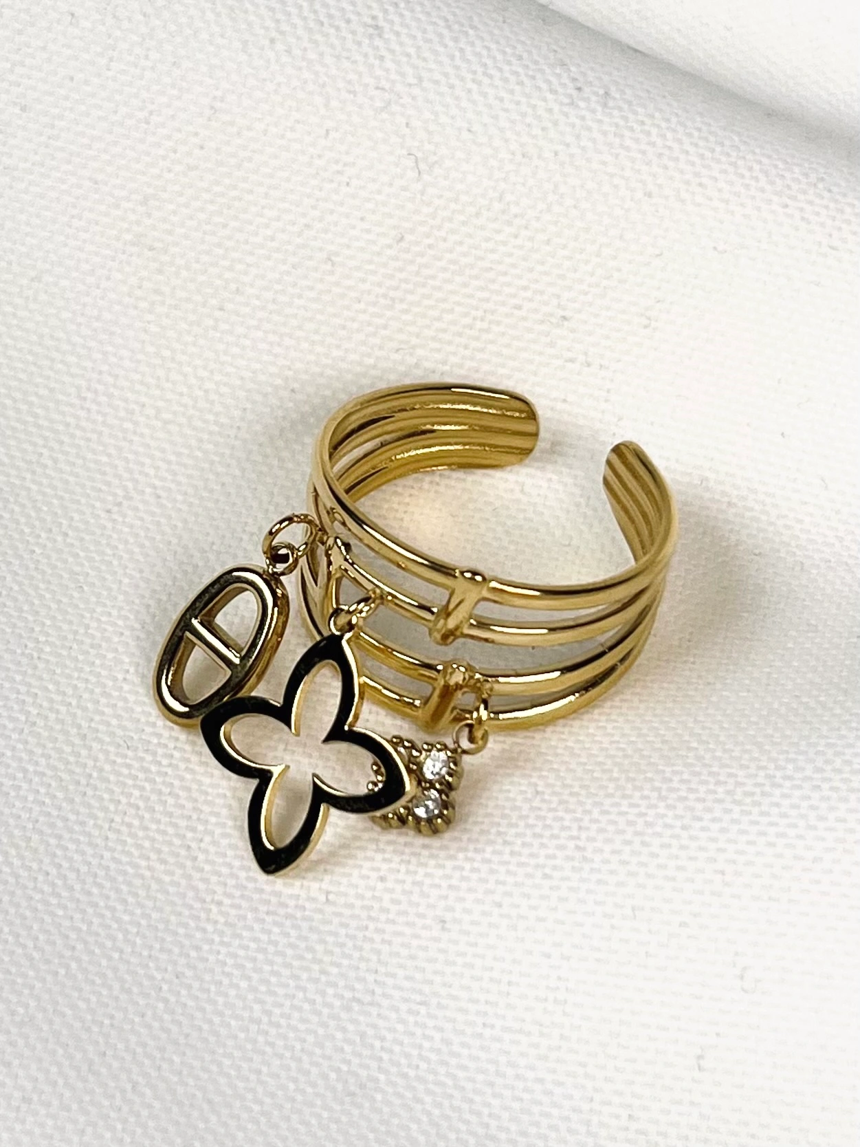 Bague dorée multi brins à pampilles en acier inoxydable. Bague ajustable.