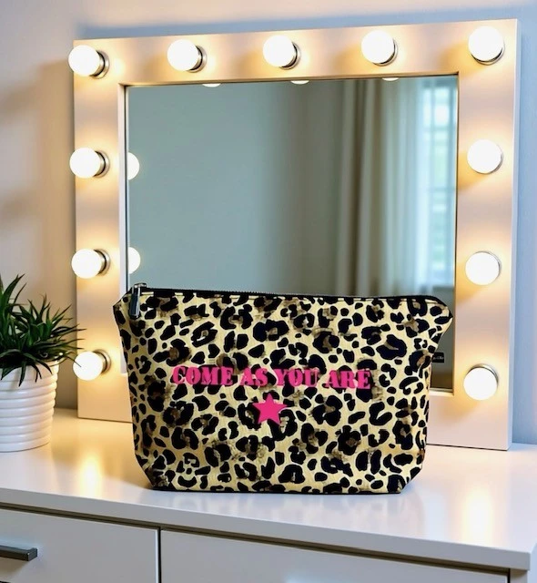 Trousse de toilette en denim léopard avec son inscription "Come as you are" en rose fluo. Fait main en série limitée. Création signée La Strasseuse