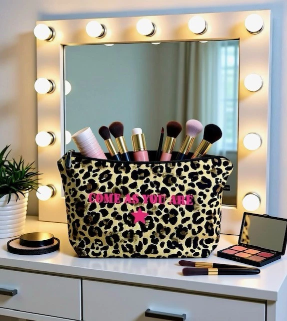 Trousse de toilette en denim léopard avec son inscription "Come as you are" en rose fluo. Fait main en série limitée. Création signée La Strasseuse