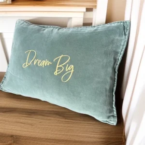 Housse de coussin rectangulaire en velours de coton coloris céladon avec flocage "Dream Big" en doré mat.
