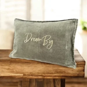 Housse de coussin rectangulaire en velours de coton coloris kaki avec flocage "Dream Big" en or pailleté.