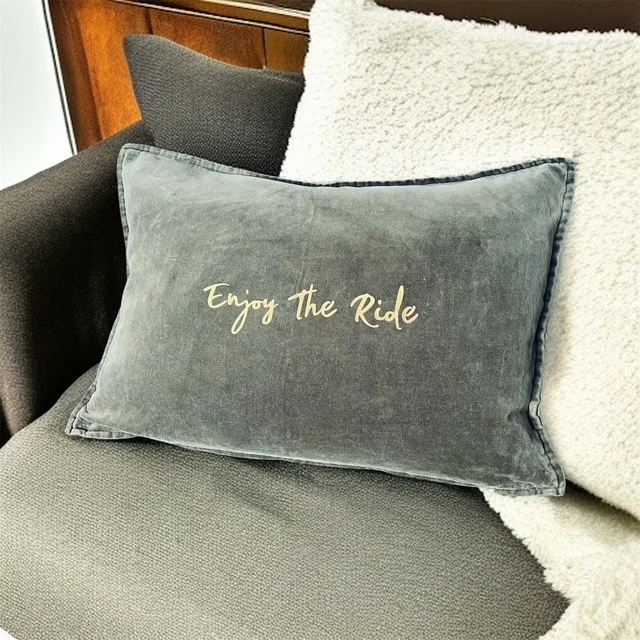 Housse de coussin rectangulaire en velours de coton kaki avec flocage "Enjoy the ride" en doré mat.