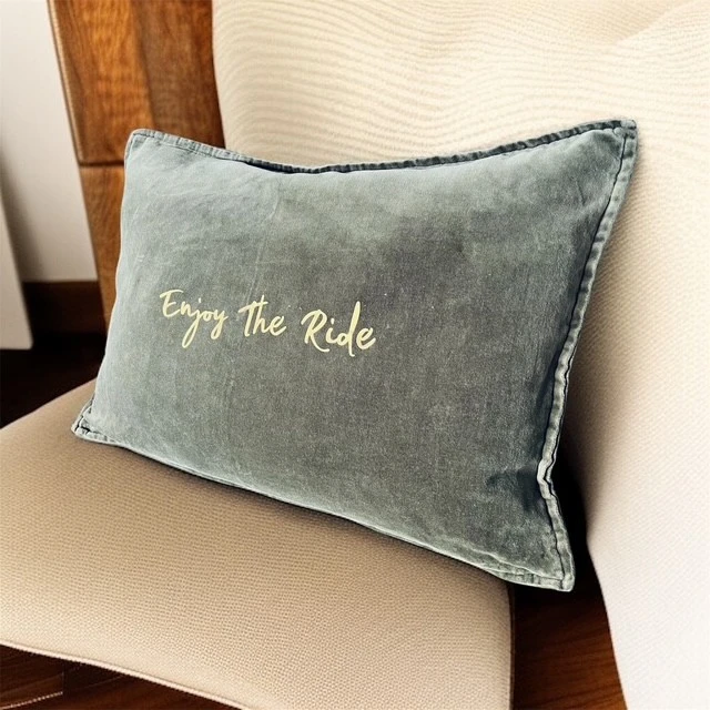 Housse de coussin rectangulaire en velours de coton kaki avec flocage "Enjoy the ride" en doré mat.