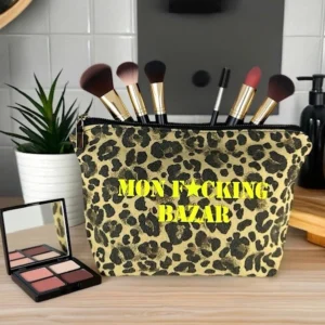 Grande pochette en denim léopard avec inscription "Mon F*cking bazar" en jaune fluo. Fait main en série limitée