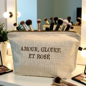 Grande pochette en gaze de coton blanc crème avec son inscription "Amour, Gloire et Rosé" en or pailleté. Fait main, série limitée.
