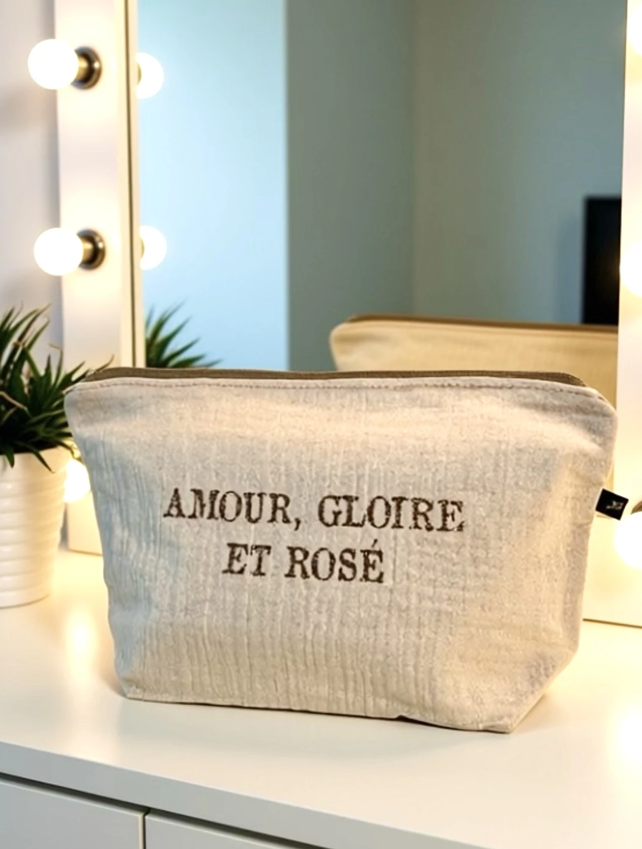 Grande pochette en gaze de coton blanc crème avec son inscription "Amour, Gloire et Rosé" en or pailleté. Fait main, série limitée.
