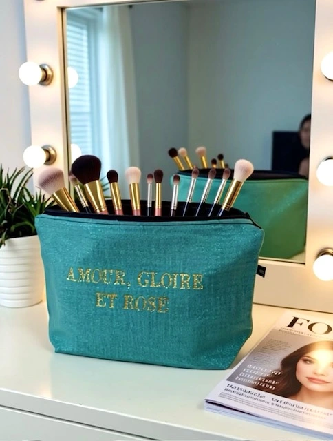 Grande pochette en gaze de coton bleu turquoise avec son inscription "Amour, Gloire et Rosé" en or pailleté. Fait main, série limitée.