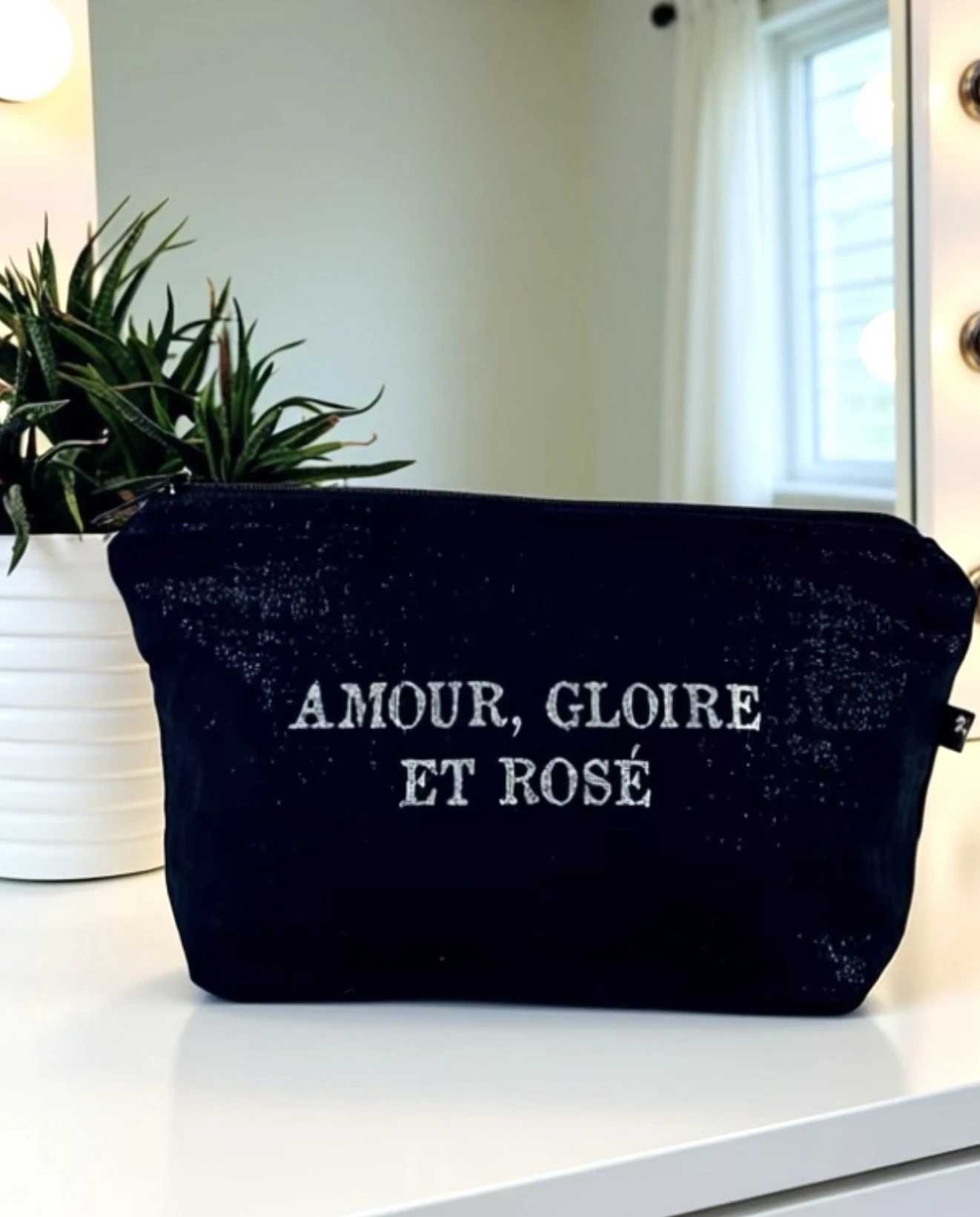 Grande pochette en gaze de coton noir avec son inscription "Amour, Gloire et Rosé" en argent pailleté. Fait main, série limitée.
