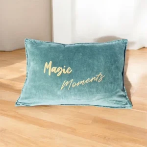 Housse de coussin rectangulaire coloris céladon en velours de coton avec flocage "Magic Moments" en doré mat.