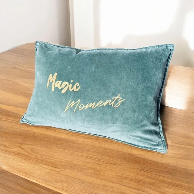 Housse de coussin rectangulaire coloris céladon en velours de coton avec flocage "Magic Moments" en doré mat.