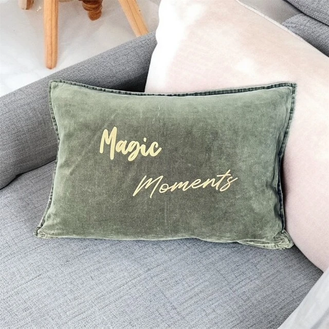 Housse de coussin rectangulaire coloris kaki en velours de coton avec flocage "Magic Moments" en doré mat.