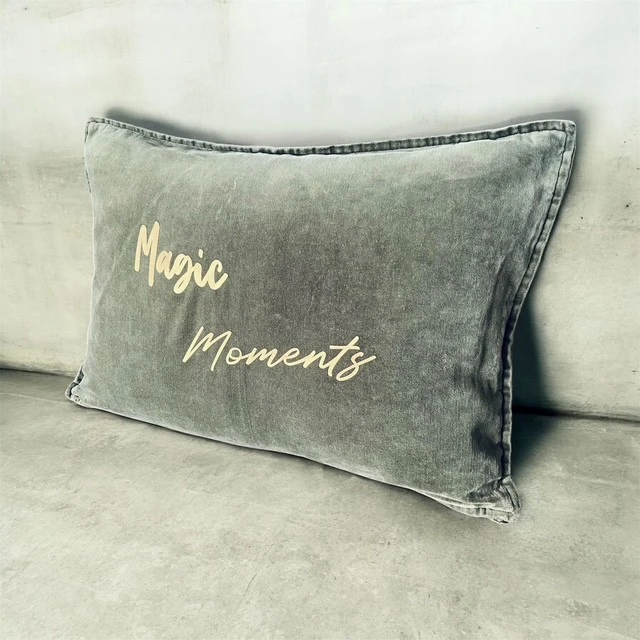 Housse de coussin rectangulaire coloris kaki en velours de coton avec flocage "Magic Moments" en doré mat.