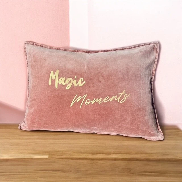 Housse de coussin rectangulaire coloris vieux rose en velours de coton avec flocage "Magic Moments" en doré mat.