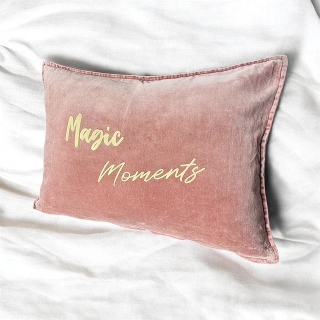 Housse de coussin rectangulaire coloris vieux rose en velours de coton avec flocage "Magic Moments" en doré mat.