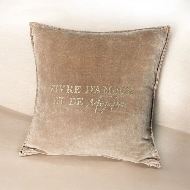 Housse de Coussin carré 45 x 45 cm en velours de coton beige avec flocage en or pailleté : "Vivre d'amour et de Mojitos"