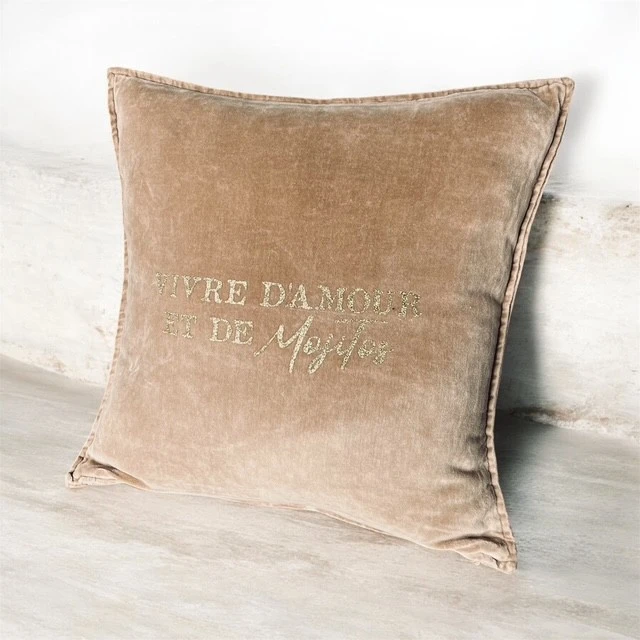 Housse de Coussin carré 45 x 45 cm en velours de coton beige avec flocage en or pailleté : "Vivre d'amour et de Mojitos"