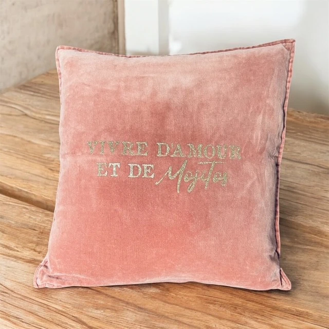 Housse de Coussin carré 45 x 45 cm en velours de coton Vieux rose avec flocage en or pailleté : "Vivre d'amour et de Mojitos"