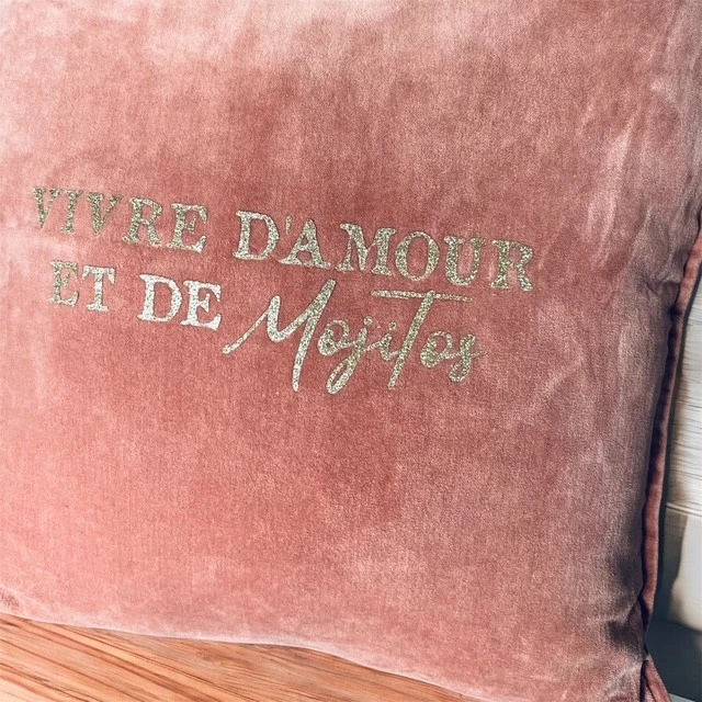 Housse de Coussin carré 45 x 45 cm en velours de coton Vieux rose avec flocage en or pailleté : "Vivre d'amour et de Mojitos"