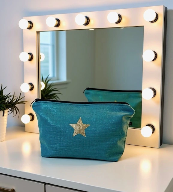 Grande pochette de maquillage turquoise en gaze de coton scintillant avec son étoile pailletée. Faite main en série limitée.