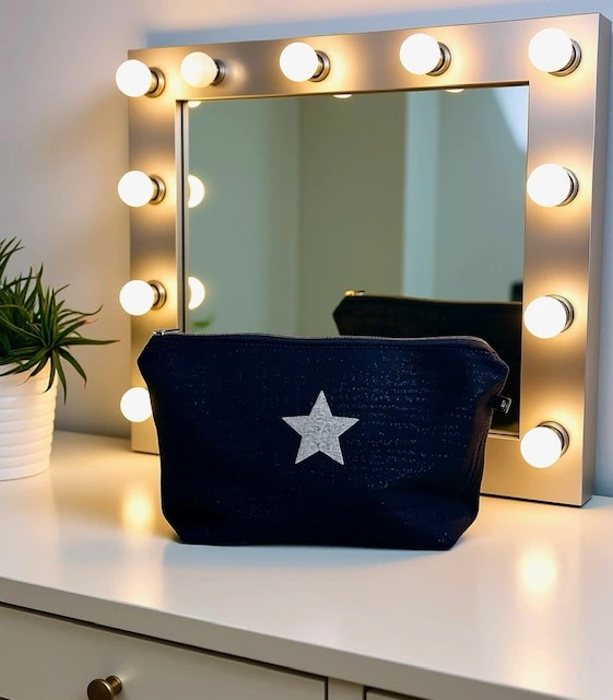 Grande pochette de maquillage noir en gaze de coton scintillant avec son étoile pailletée. Faite main en série limitée.