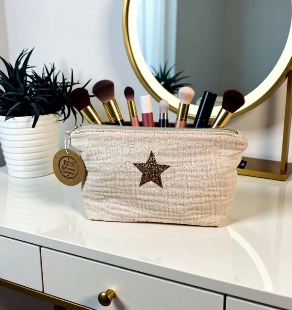 Petite pochette de maquillage en gaze de coton blanc crème scintillant avec son étoile en or pailleté. Fait main en série limitée.