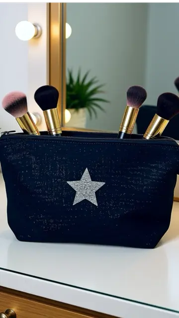 Petite pochette de maquillage en gaze de coton noir scintillant avec son étoile en argent pailleté. Fait main en série limitée.