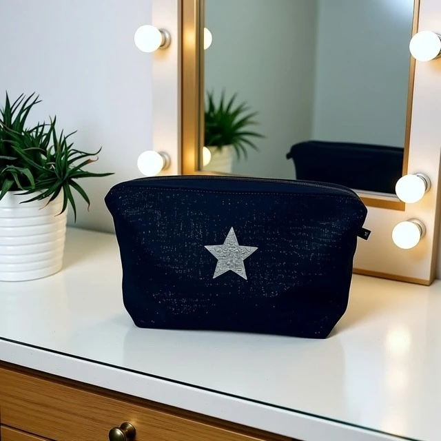 Petite pochette de maquillage en gaze de coton noir scintillant avec son étoile en argent pailleté. Fait main en série limitée.